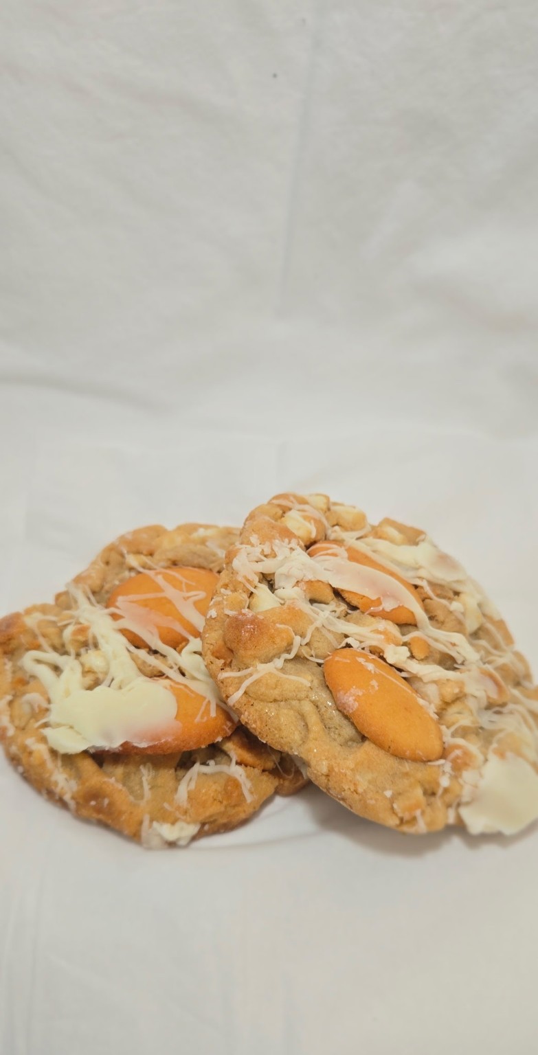 Dree Baked This Banana Pudding cookies topped with vanilla wafers and white drizzle