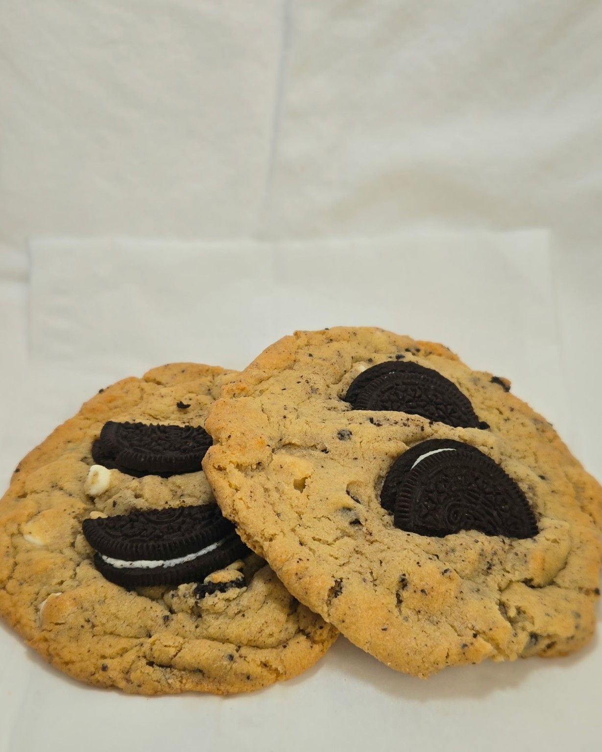 Dree Baked This Cookies & Cream cookies topped with chocolate sandwich cookies